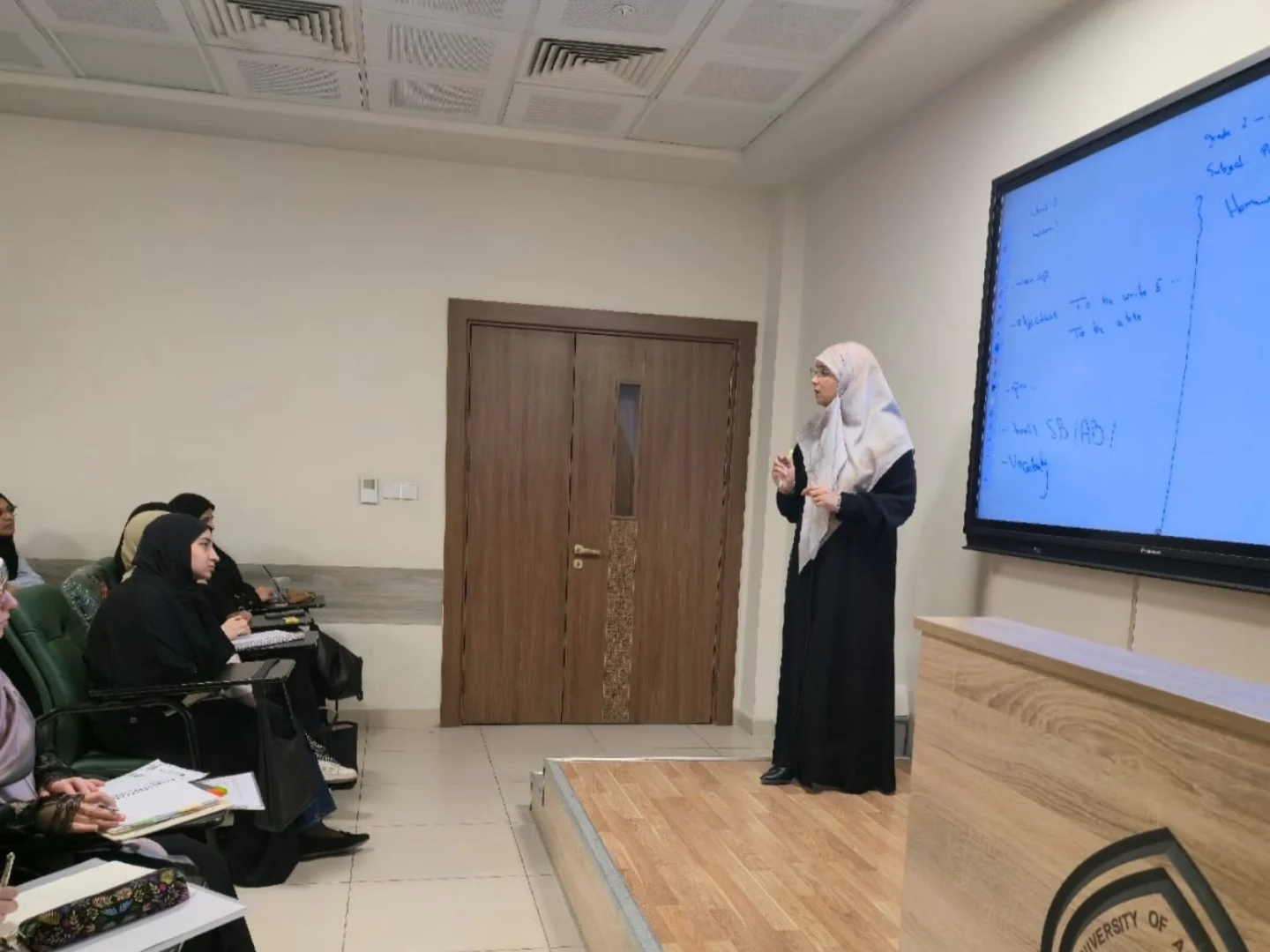 قسم اللغة الإنجليزية ينظم دورة تدريبية بعنوان "Plan Smart, Teach Better"