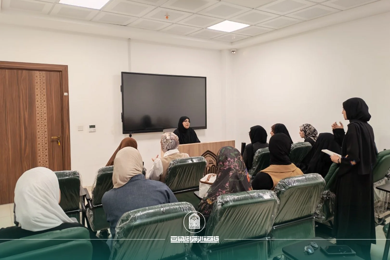 حوارٌ يواكب الطموح.. عميدة الهندسة بين طالبات الاتصالات والحوسبة المتنقلة