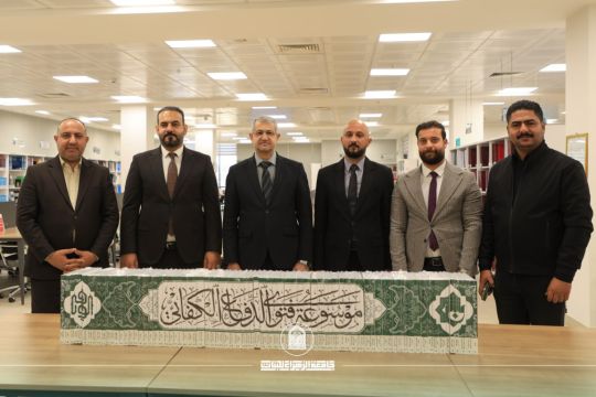 وفد العتبة العباسية المقدسة يهدي “موسوعة فتوى الدفاع الكفائي” لمكتبة جامعة الزهراء (ع)