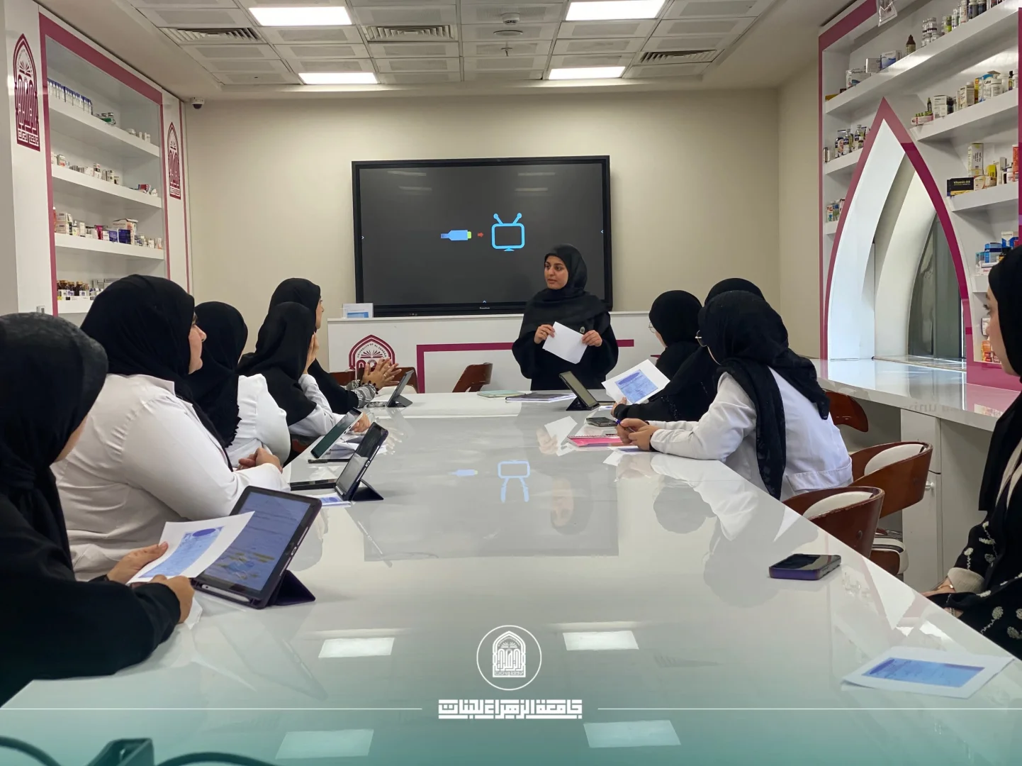 كلية الصيدلة تواصل التدريب العملي لطالباتها من خلال ورش تطبيقية داخل الصيدلية التعليمية