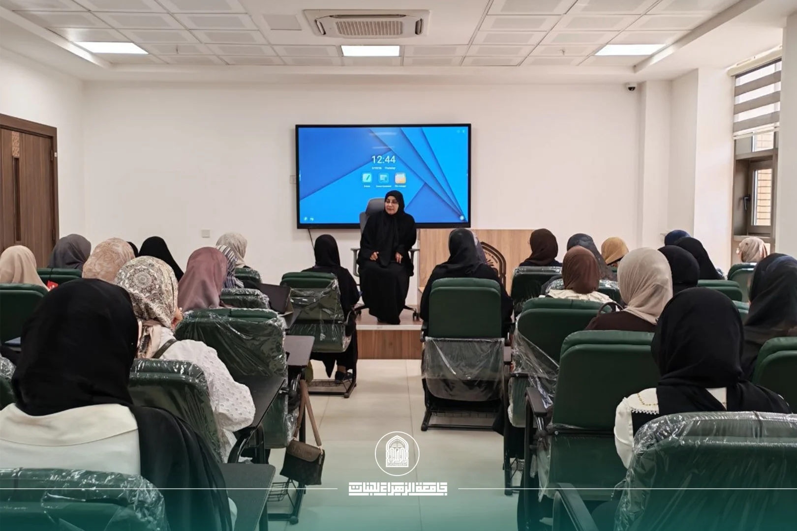 العميدة تفتح حوارًا مباشرًا مع طالبات الأمن السيبراني في مستهل العام الدراسي