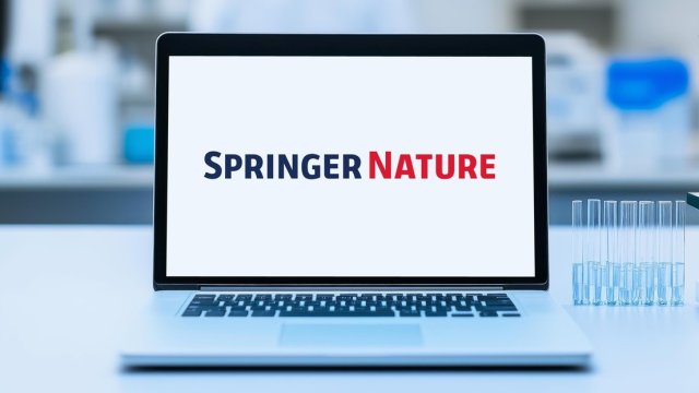 إنجاز علمي عالمي: عميد الكلية يترأس فريقاً بحثياً ينشر دراسة متقدمة في دار Springer Nature لمكافحة البكتيريا المقاومة للمضادات الحيوية