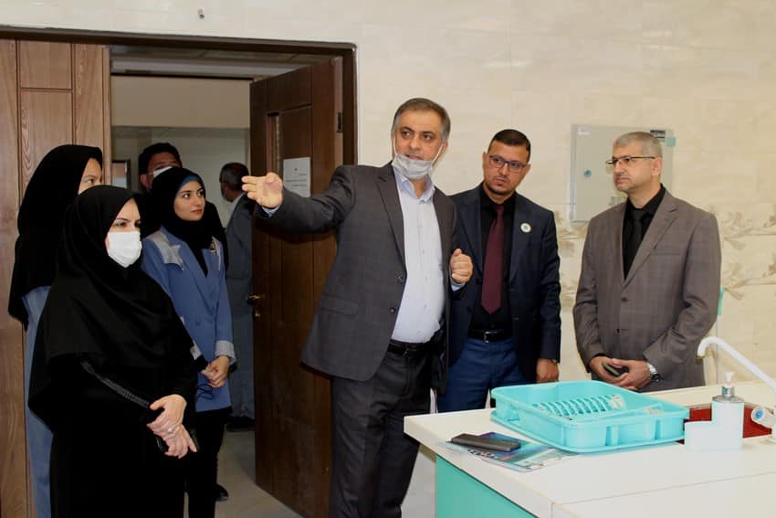 كلية الصيدلة في جامعة الزهراء تناقش  إمكانية تبادل الخبرات وتفعيل التعاون البحثي مع نظيرتها في جامعة مشهد للعلوم الطبية.