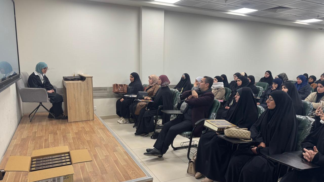 طالبة كفيفة تقدم محاضرة تعليمية عن نظام برايل لتعليم المكفوفين