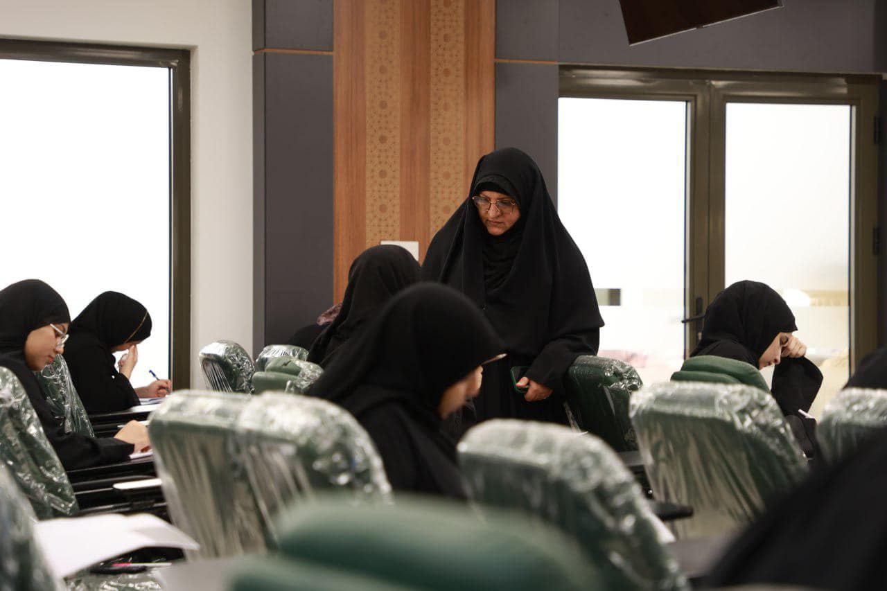 Inspection tour by esteemed University President, Prof.  Dr. Zainab Al-Mulla Al-Sultani, and esteemed Scientific Assistant, Dr. Zuhair Muhammad Al-Asadi, of the examination halls at the Faculty of Pharmacy